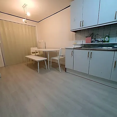 Near Hongik Univ,3Rooms,4Beds, 2Nd Floor 3-15
